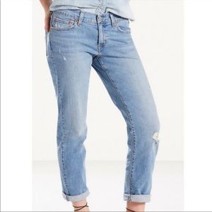 Levi’s Boyfriend Distressed Mid-Rise Blue Jeans 31